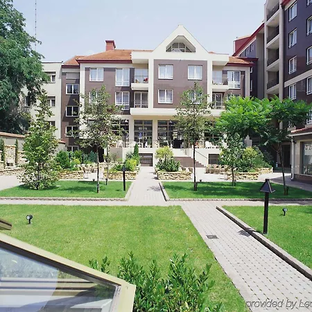 Adina Aparthotel 4*