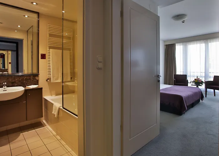 아디나 아파트먼트 4*