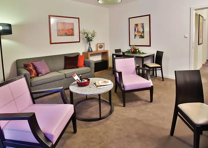 아디나 아파트먼트 아파트호텔 4*