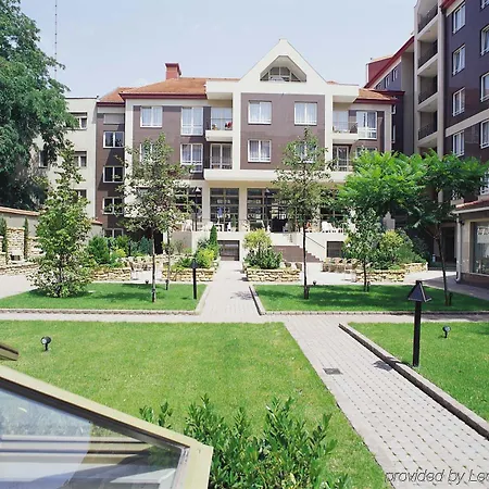 Adina Aparthotel 4*